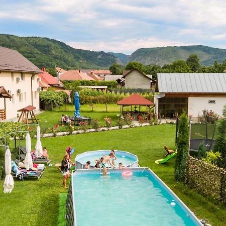 Pensiunea Xinela Baia de Fier Zewnętrze zdjęcie